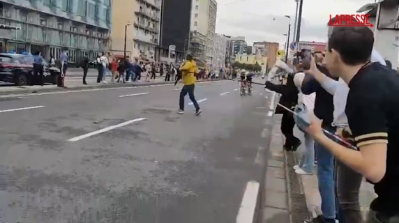 Protesta pro Pal al Giro d'Italia, manifestante si lancia tra i corridori che lo evitano per un soffio
