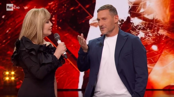 Totti a Milly Carlucci: «Io a Ballando? Ma se alle 20 già dormo.. Bobo Vieri sì che aveva le movenze giuste!»