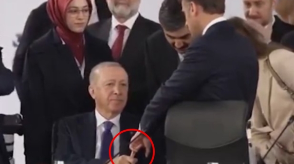 Erdogan 'trattiene' Macron per un dito, lui cerca di divincolarsi: la scena curiosa diventata virale sui social
