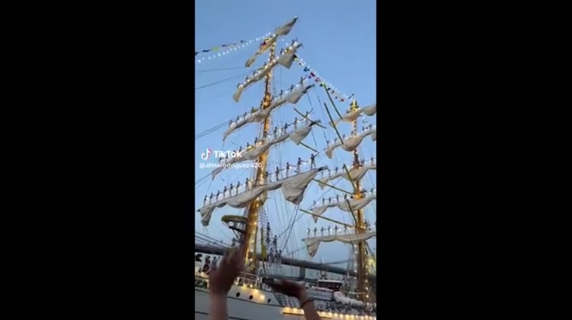 L'urto della nave scuola messicana contro il ponte di Brooklyn: spezzati tutti e tre gli alberi del veliero
