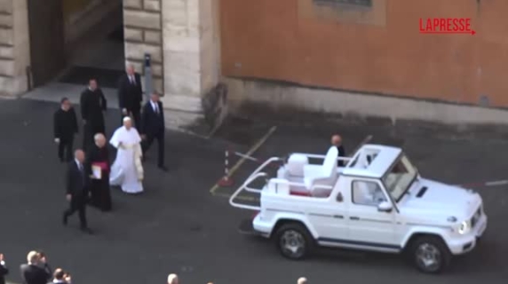 Papa Leone XIV sale per la prima volta sulla Papamobile per la messa di inizio pontificato