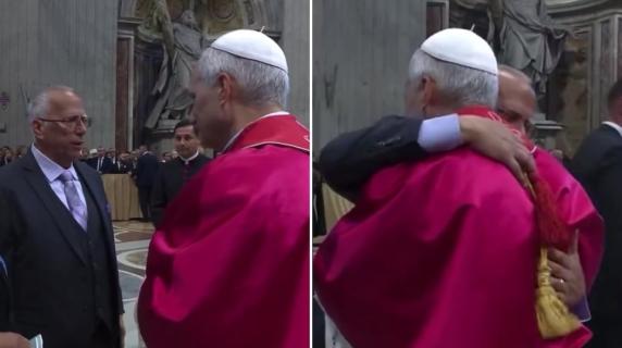 L'abbraccio tra il Papa e il fratello maggiore Louis: il momento commovente
