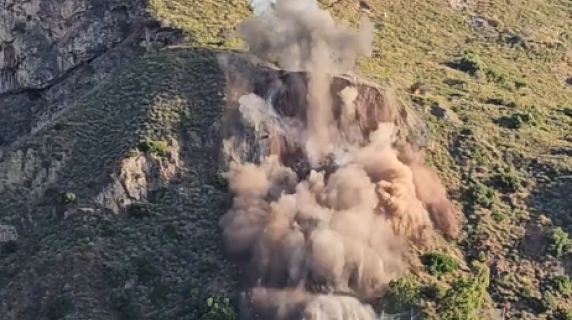 A Taormina l'esplosione di un costone roccioso che rischiava di franare