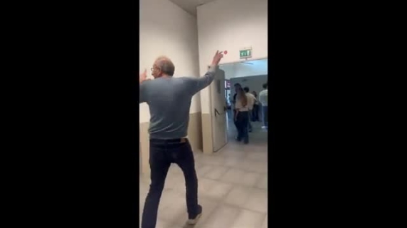 Salerno, il prof interrompe la lezione per il chiasso nei corridoi: l'ex deputato M5s Iovino lo manda a quel paese