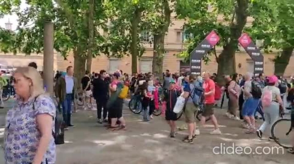 Giro d'Italia, la decima tappa parte da Lucca e passa sulle Mura: in migliaia ad assistere