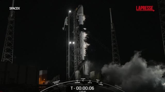 SpaceX, lanciato razzo con 23 satelliti per sistema Starlink