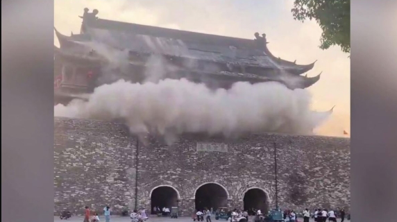 Il momento del crollo di una torre di epoca Ming in Cina