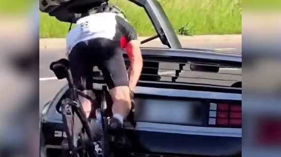 Svizzera, ciclista 82enne si schianta contro una DeLorean: il video fa milioni di clic