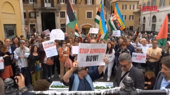 Il flash mob per Gaza all'esterno di Montecitorio: «Basta complicità con Israele»