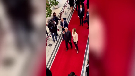 Il caloroso saluto di Michela Giraud al Presidente Mattarella in visita al Parlamento europeo