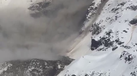Si stacca parte della cima del Kleines Nesthorn in Svizzera: il momento del crollo e il boato nella valle