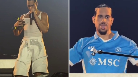 Mahmood al Palapartenope sorprende i fan e indossa la maglia del Napoli: la numero 10 porta il suo nome