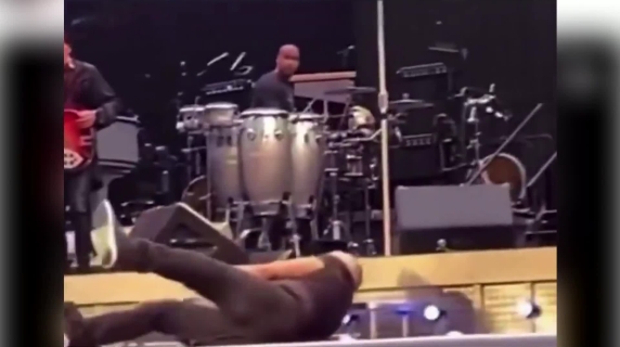 Con uno swing da golf perfetto Trump «colpisce e fa cadere» Springsteen: il video montaggio dopo le polemiche