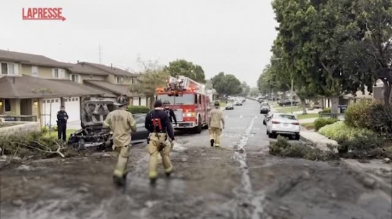Aereo si schianta sulle case a San Diego: le immagini di un'abitazione sventrata