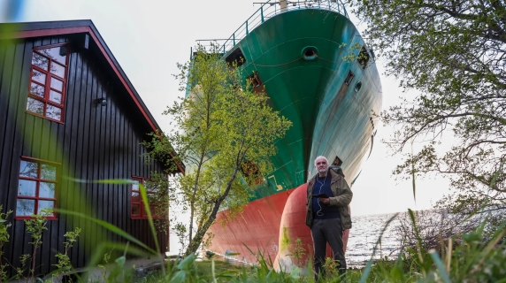 Si sveglia e trova una nave portacontainer in giardino: il video incredibile dalla Norvegia