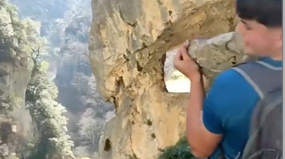 Lancia un masso per una sfida su TikTok: turista rischia 200.000 euro di multa in Spagna - VIDEO