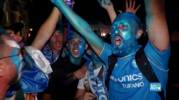Facce dipinte di blu, lacrime e caroselli: la festa a Napoli per il quarto scudetto
