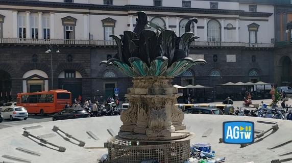 Danneggiata la Fontana del Carciofo presa d'assalto dai tifosi a Napoli