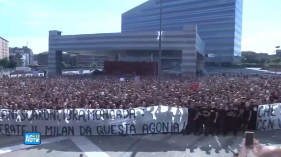 La contestazione della Curva Sud del Milan: 3.000 in corteo fino a San Siro Live