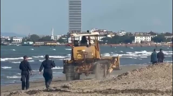 Bagnante travolta da una ruspa, i rilievi dei carabinieri in spiaggia