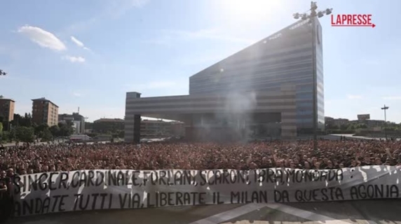 La contestazione dei tifosi del Milan contro la società sotto la sede del club: «Andate tutti via»