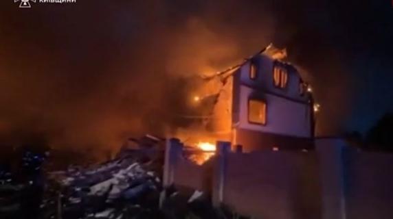 Attacchi russi sulla regione di Kiev: edifici in fiamme e vittime