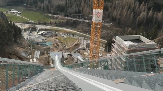 Un salto nel cielo fino a 143 metri a 95 km orari: ecco il nuovo stadio del salto di Predazzo per le Olimpiadi Milano-Cortina 2026
