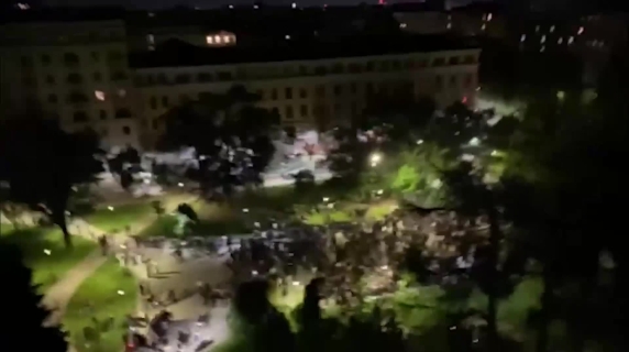 L'altra movida (abusiva) di piazza Leonardo: migliaia di ragazzi, musica e alcol «à go go»