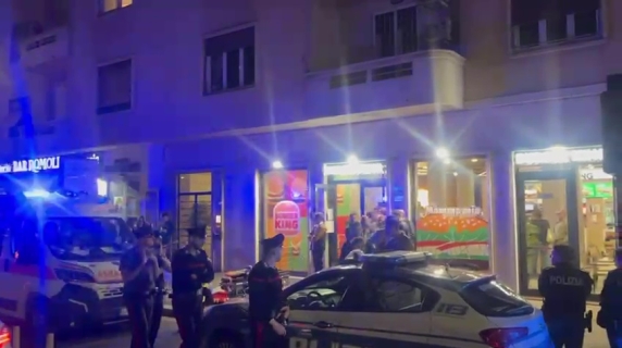 Uomo si barrica dentro un fast food a Roma, le immagini