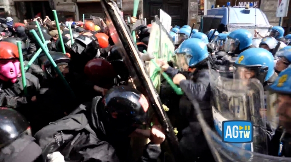 Le immagini degli scontri al corteo contro il ddl sicurezza a Roma