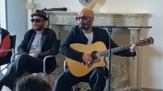 Firenze, Negramaro in visita a un centro giovani suonano per gli ospiti