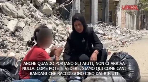 Gaza, una donna e sua figlia cercano cibo tra i rifiuti: «Stiamo morendo di fame»