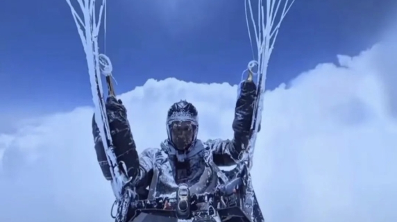 Parapendista risucchiato da una nuvola a 8.598 metri: sopravvive al gelo estremo e all’ipossia – VIDEO