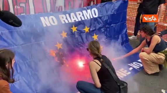 Centri sociali a Bologna contestano Meloni e Metsola, bruciate le bandiere europee