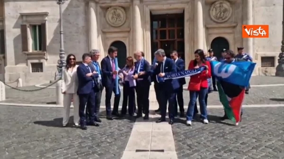 Flash mob dei parlamentari tifosi del Napoli a Montecitorio, Carotenuto espone la bandiera Palestina