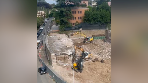 Il cantiere della discordia ai Parioli: le immagini dall'alto delle ruspe al lavoro in via Petrolini
