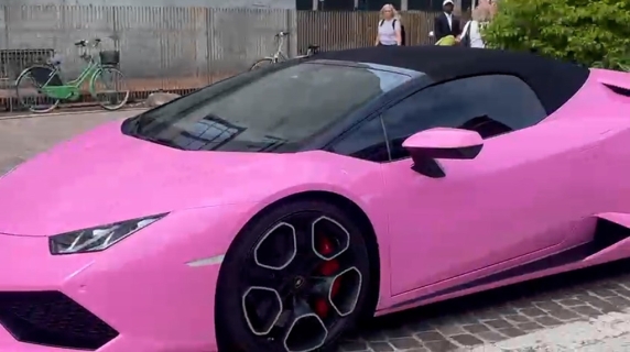 Wanda Nara e il divorzio da Icardi: la showgirl in Tribunale su una Lamborghini rosa
