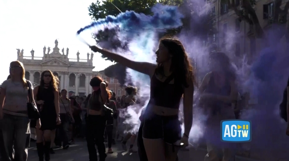 Femminicidi, la protesta improvvisata a Roma: ecco le immagini del corteo