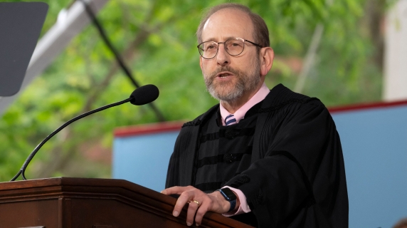 Il rettore di Harvard AlanGarber a Trump: «Benvenuti agli studenti da tutto il mondo, proprio come dovrebbe essere»