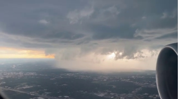 Come un’onda che travolge la città: il video dall’alto del temporale che si avvicina alle case