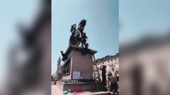 I vigili del fuoco rimuovono una bandiera della Palestina dal monumento a Emanuele Filiberto (ma poi decidono di sventolarla).