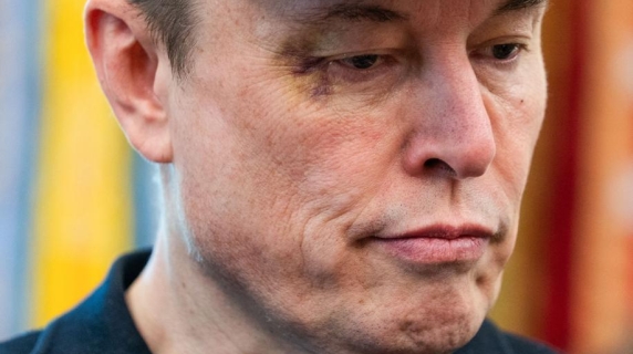 L’occhio nero, la t-shirt in stile ‘Il Padrino’, la risposta sull’uso di droghe: cos’ha detto Musk nella conferenza stampa di addio al «Doge»