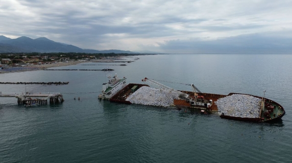 La Guang Rong incagliata a Marina di Massa e ancora piena di sassi: «Resterà per l’estate, nessuna disdetta e tanti curiosi»