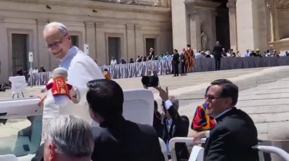 Il 'gesto tecnico' di Papa Leone XIV: afferra al volo il pupazzo lanciato da un fedele. L'ironia sui social: «È stata la mano de Dios»