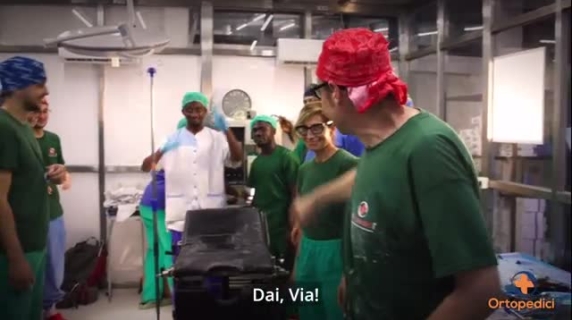 Il video degli ortopedici volontari, diretti da Faldini, che suonano «L'ombelico del mondo» di Jovanotti in Camerun