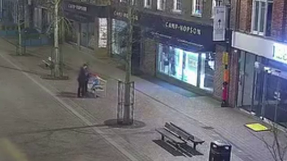 Due ingegneri della Raf vandalizzano e portano via la statua dell'orso Paddington a Newbury: incastrati dalle telecamere a circuito chiuso