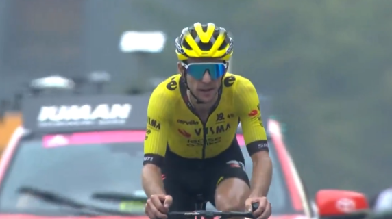 Yates vince il Giro d'Italia in lacrime: la scena emozionante dell'arrivo