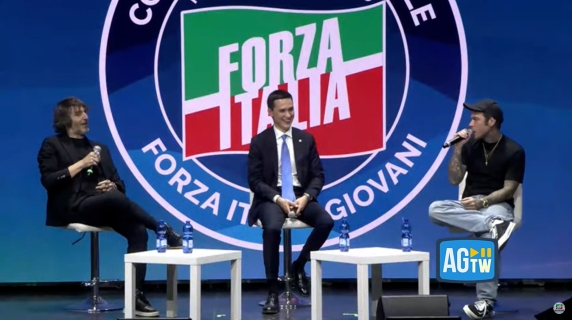 Fedez al congresso dei giovani di FI: «Ottima notizia che Sala non si possa ricandidare, oggi non voterei nessuno»