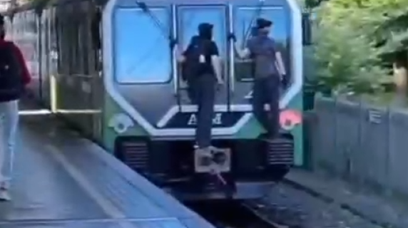 La follia dei ragazzini appesi a un treno della linea M2: la nuova moda del «train surfing»