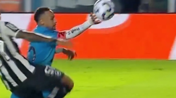 Neymar tenta la «mano di Dio» e viene espulso: primo rosso dal ritorno in Brasile